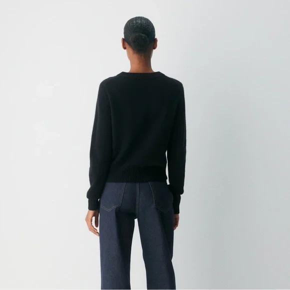 ARITZIA Essential V Neck Shrunken Cashmere Pullover Sweater - Picture 5 of 10